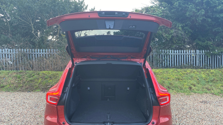 Volvo XC40 2.0 B4P Ultra Dark 5dr Auto Petrol Estate